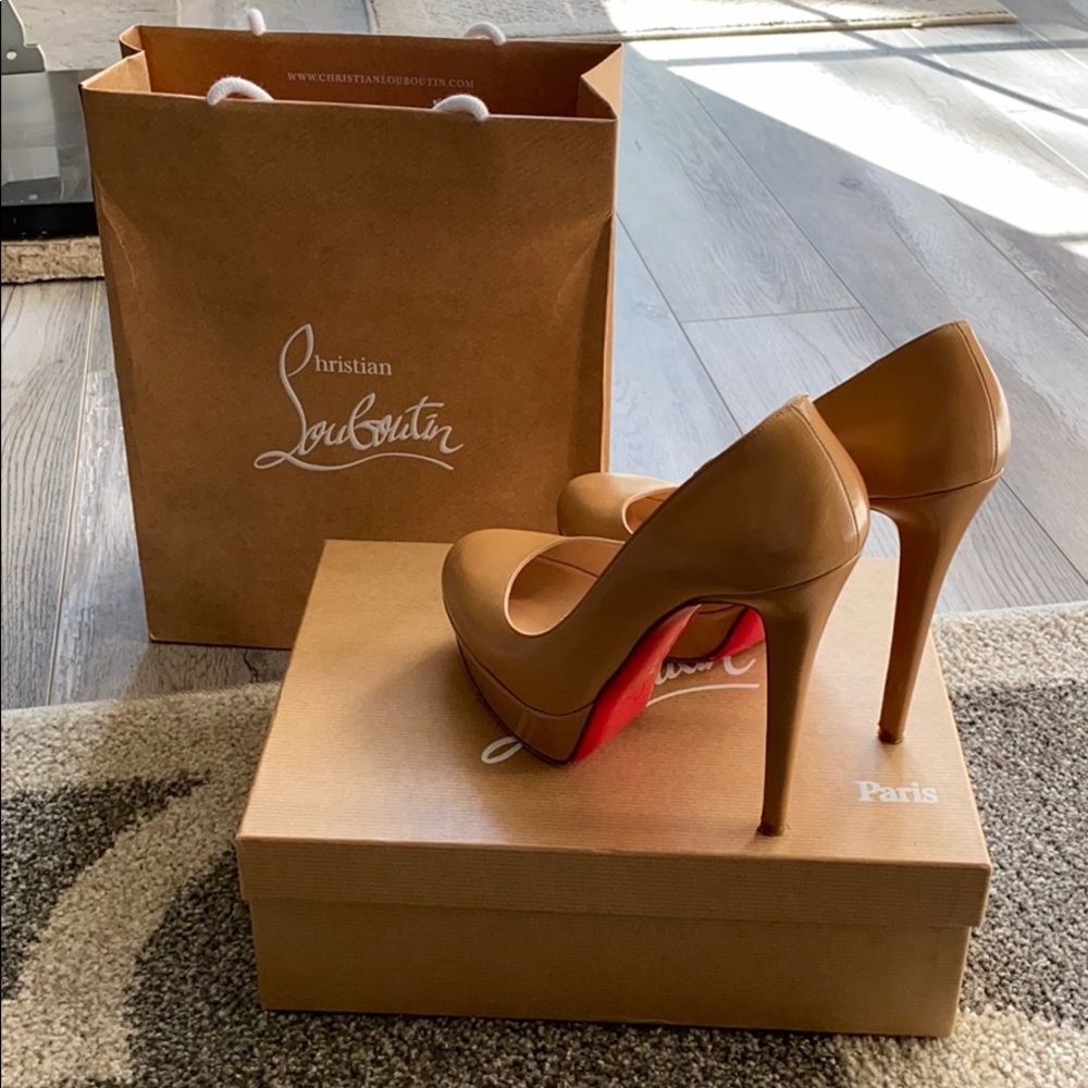 Nude Christian Louboutin Pumps